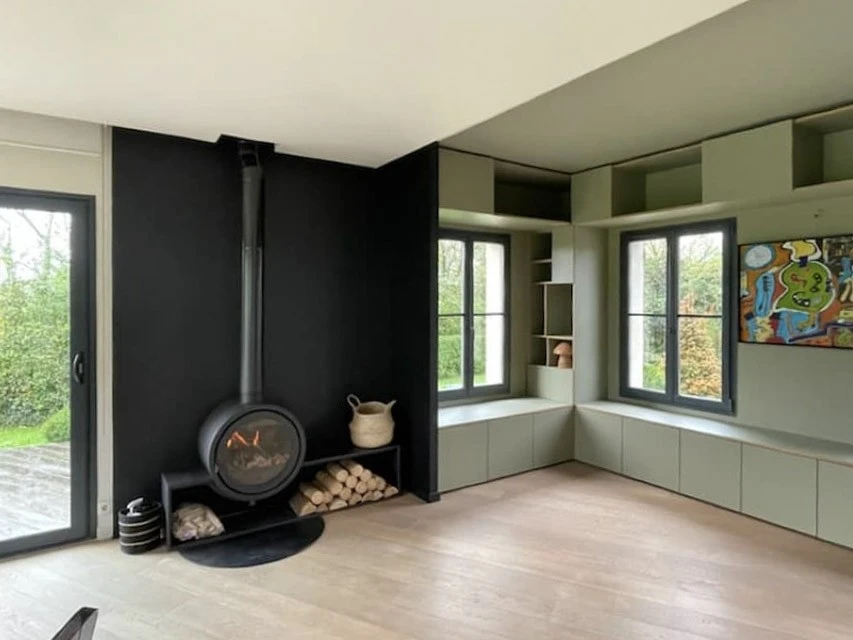 Atelier de menuiserie avec deux artisans en tabliers travaillant sur un projet commun