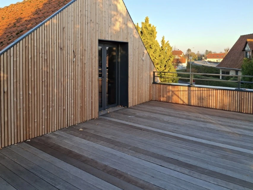 Intérieur d'atelier menuiserie, main masculine tenant mètre ruban jaune pour mesurer tiroir de meuble cuisine
