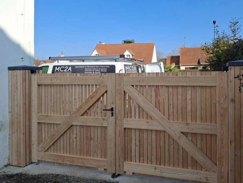 Atelier de menuiserie avec deux artisans en tabliers travaillant sur un projet commun