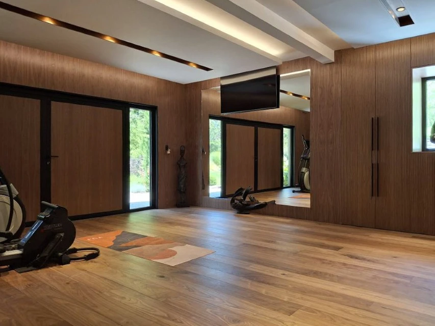 Bureau moderne en cours de déménagement avec nombreux cartons de déménagement empilés, caisses plastique grises et bleues, ordinateur portable connecté au sol