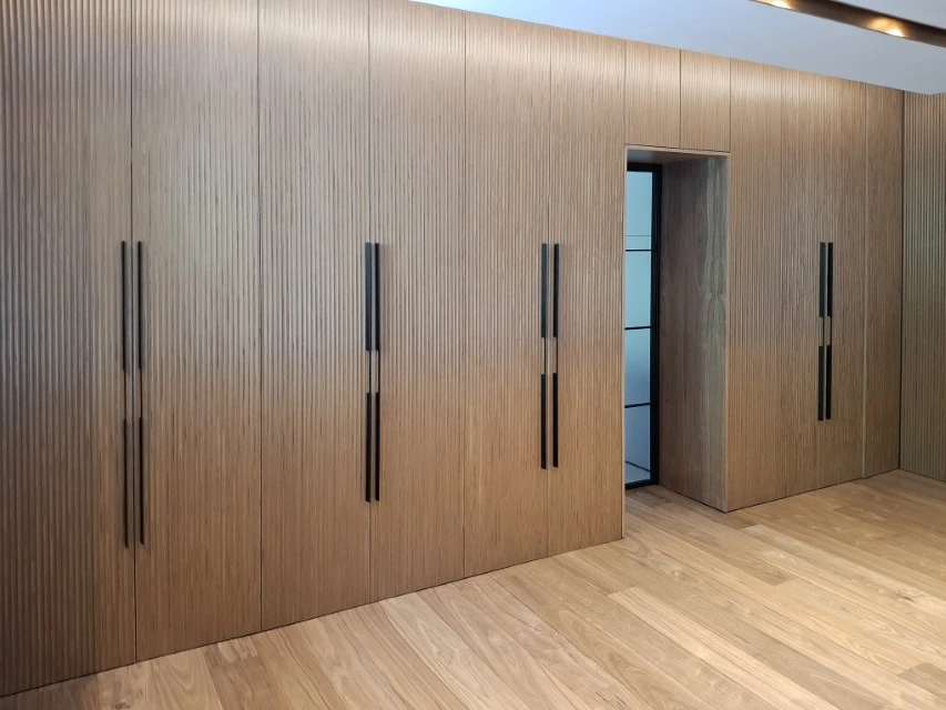 Bureau moderne minimaliste avec éclairage design