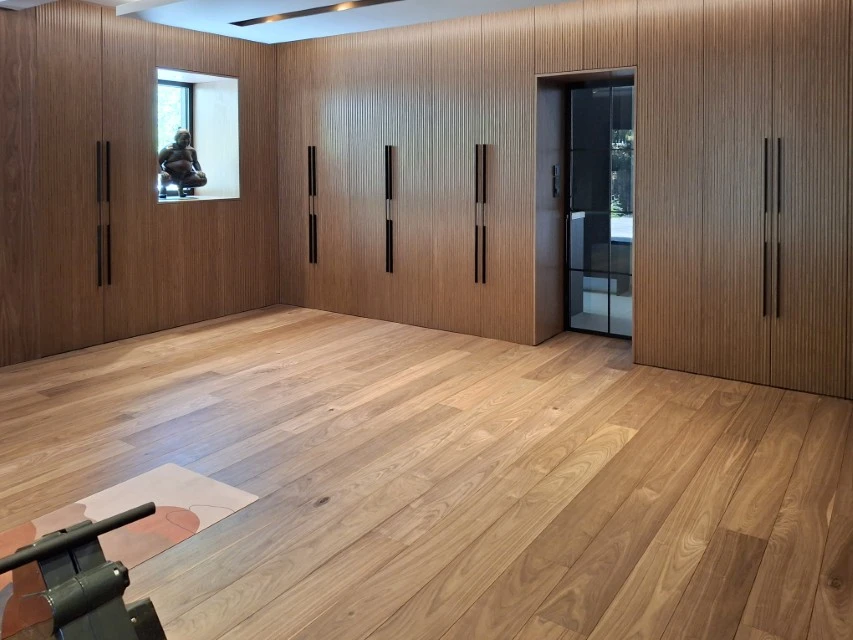 Bureau moderne en open space avec employés en costume travaillant sur ordinateurs