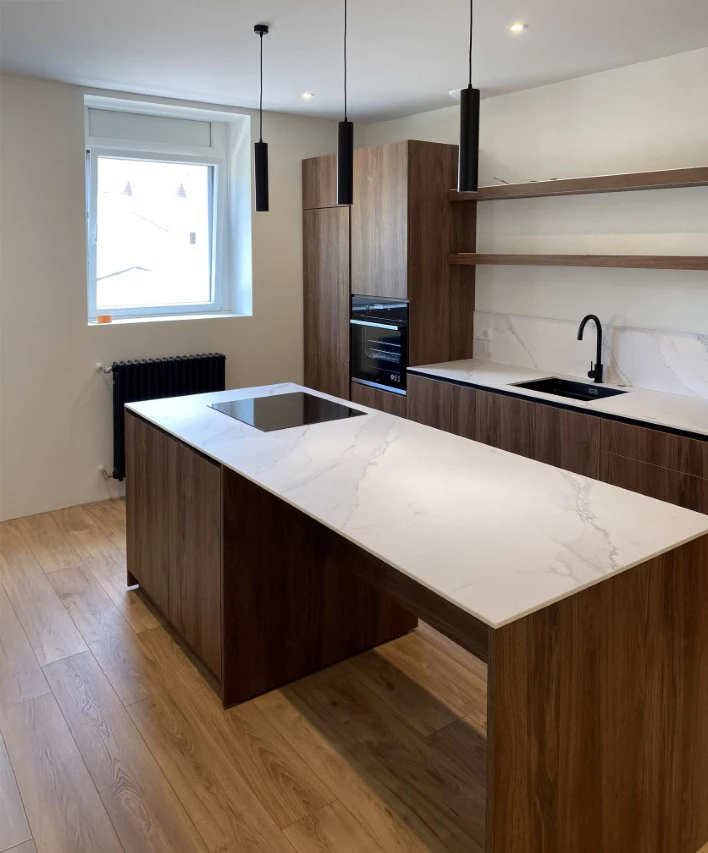 Cuisine moderne ouverte avec îlot central et trois tabourets en bois