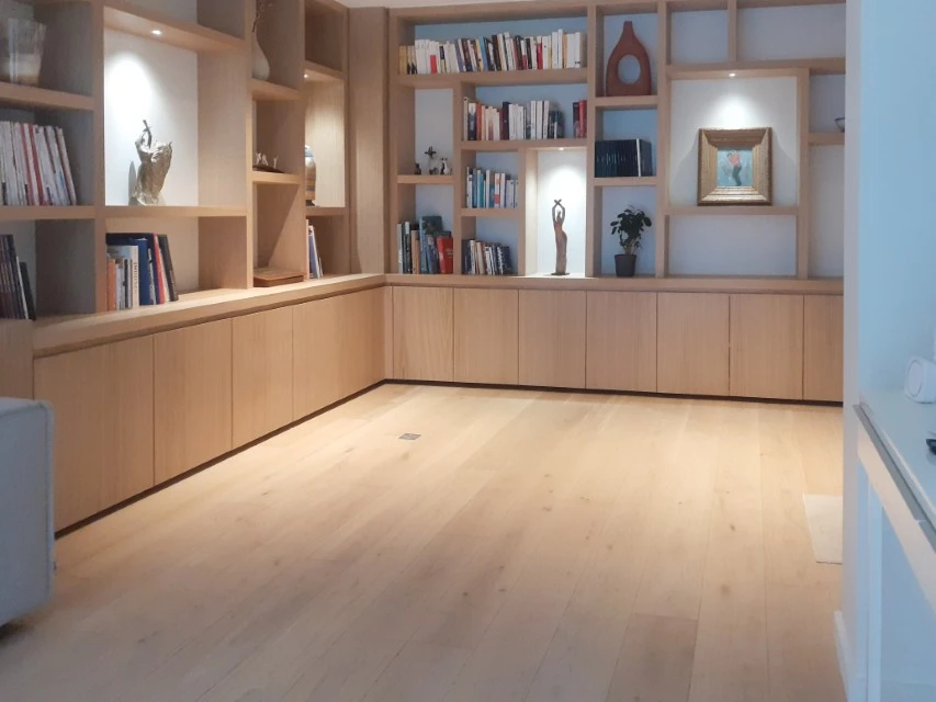 Chambre moderne avec lit double, linge blanc, coussins décoratifs rayés