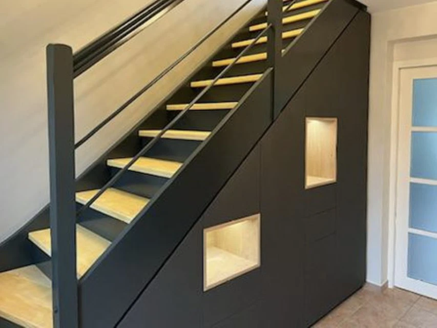 Intérieur contemporain minimaliste avec escalier suspendu à marches en bois clair et structure métallique apparente