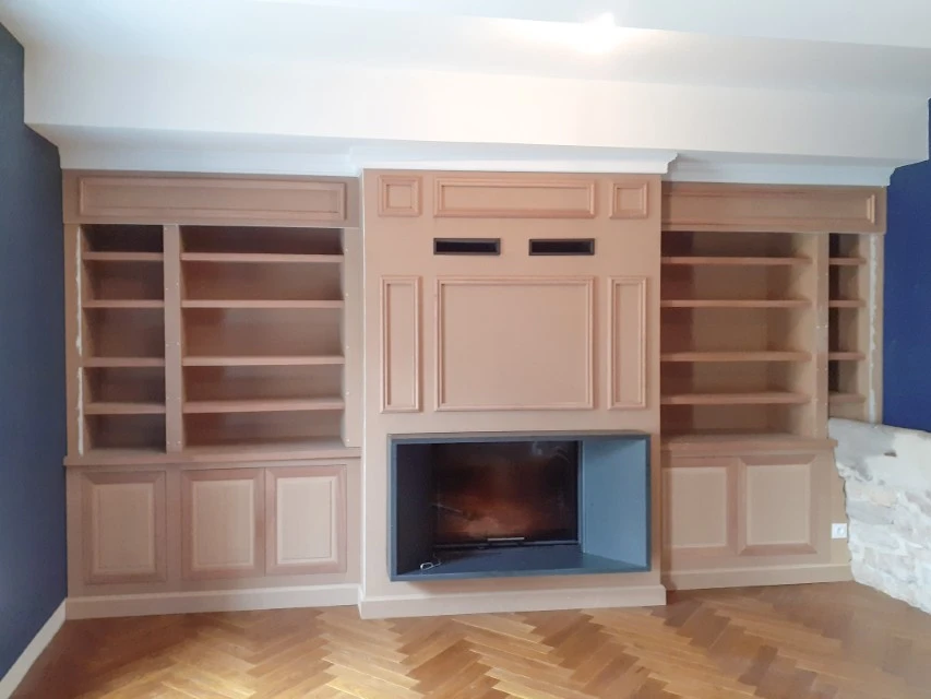 Petit studio élégant avec salon ouvert sur la cuisine et la chambre derrière un mur en verre et éclairé