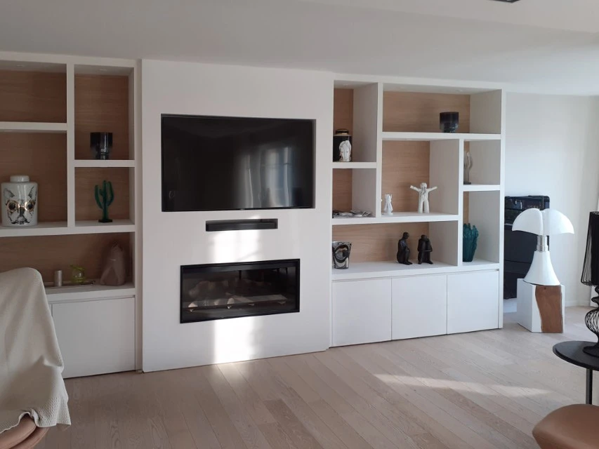 Chambre moderne avec lit gris équipé de tiroirs de rangement coulissants intégrés