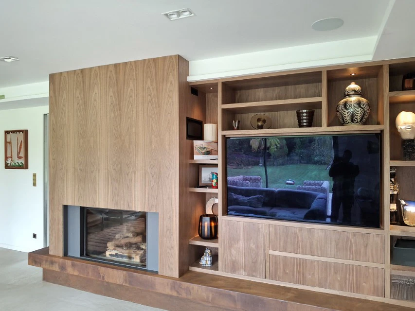 Petit studio élégant avec salon ouvert sur la cuisine et la chambre derrière un mur en verre et éclairé