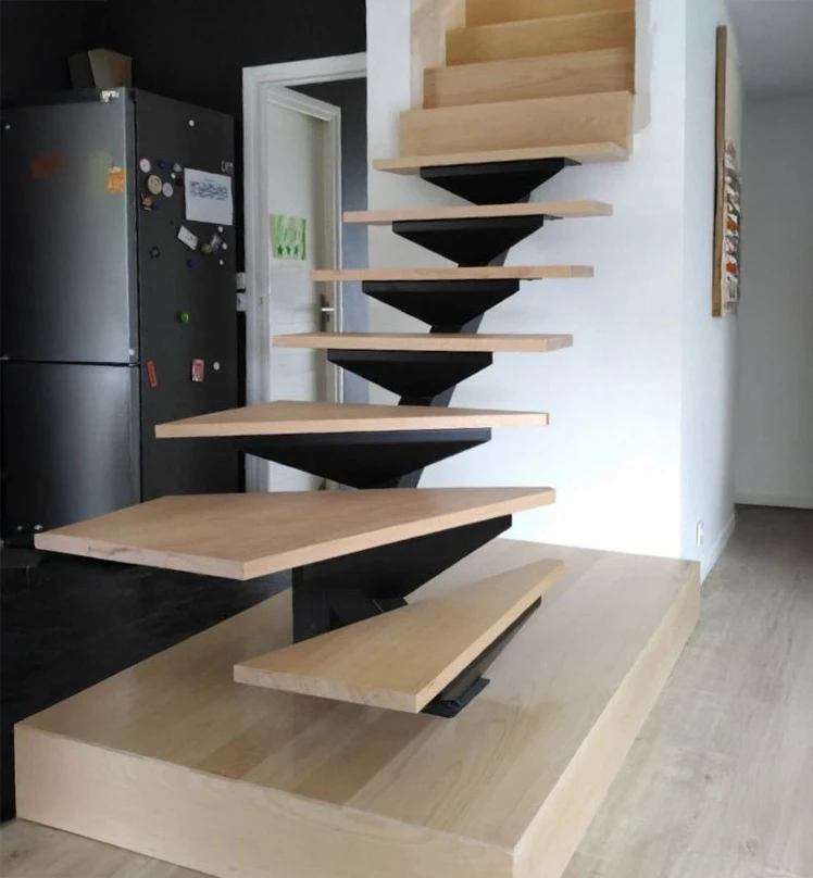 Escalier métallique moderne dans un environnement commercial ou institutionnel