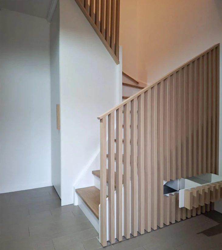 Escalier moderne à limons métalliques noirs avec marches en bois massif, garde-corps à câbles tendus