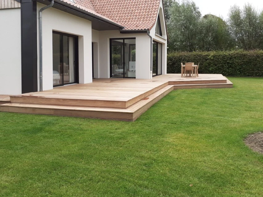 Jardin résidentiel avec maison contemporaine à extension moderne