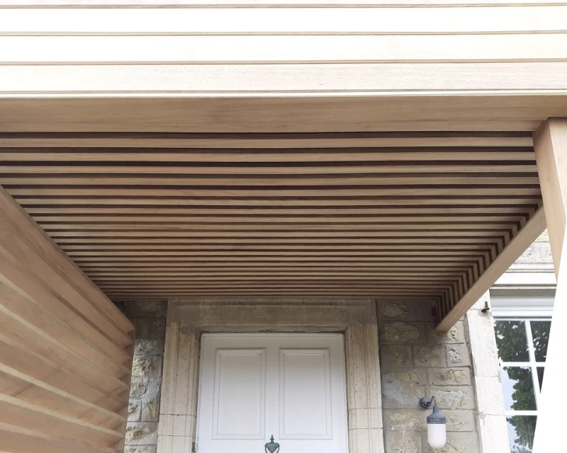 Construction de maison neuve extérieure à l'étape de la charpente en bois, échelle d'extension en aluminium soutenue contre le mur arrière, premiers jours sur le chantier résidentiel