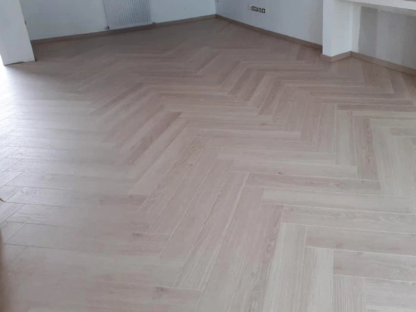 Intérieur résidentiel avec cheminée ornementale à motifs géométriques blancs sculptés