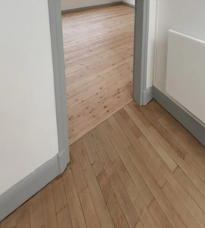 Intérieur minimaliste moderne avec murs blancs, sol en parquet bois massif