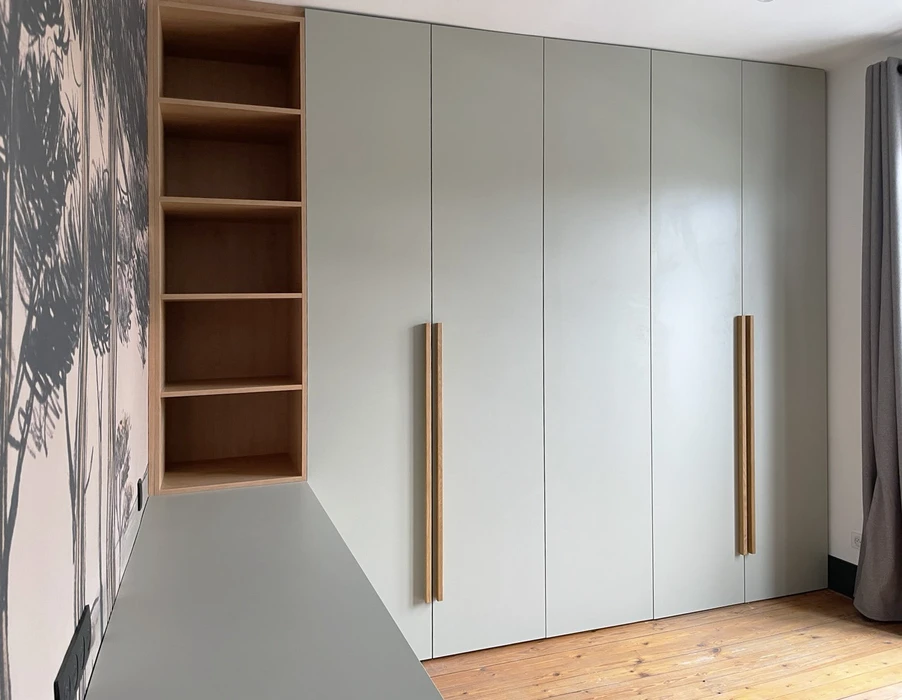 Atelier de menuiserie avec deux artisans en tabliers travaillant sur un projet commun