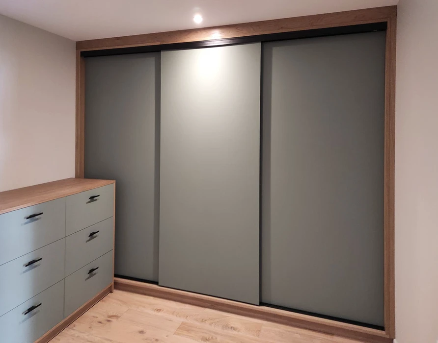 Atelier de menuiserie avec deux artisans en tabliers travaillant sur un projet commun