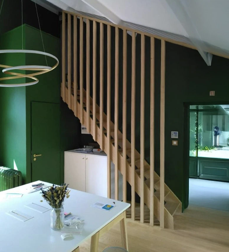 Bureau moderne minimaliste avec éclairage design