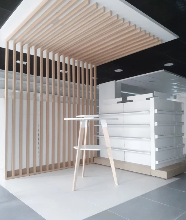 Bureau moderne en open space avec employés en costume travaillant sur ordinateurs