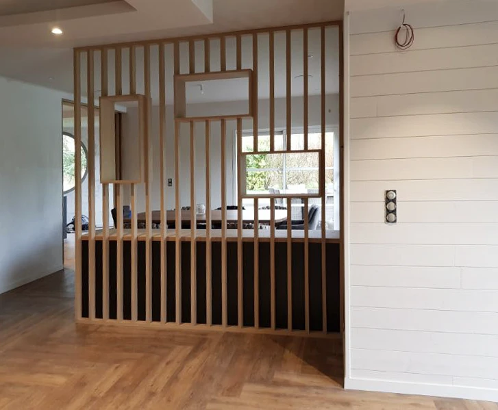 Bureau moderne minimaliste avec éclairage design