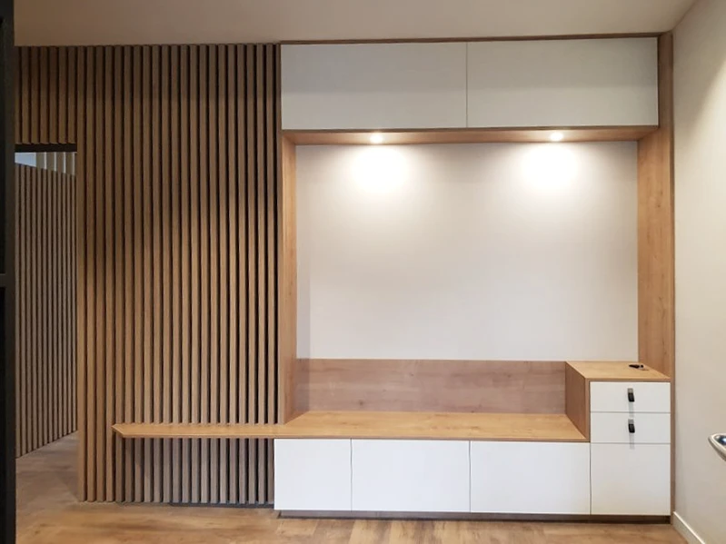 Bureau moderne minimaliste avec éclairage design