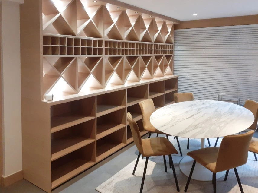 Chambre moderne minimaliste avec lit plateforme bas, murs blancs et plafond à caisson