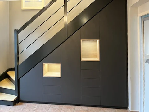 Petite chambre mansardée dans une maison de famille avec service de petit-déjeuner le matin sur le lit