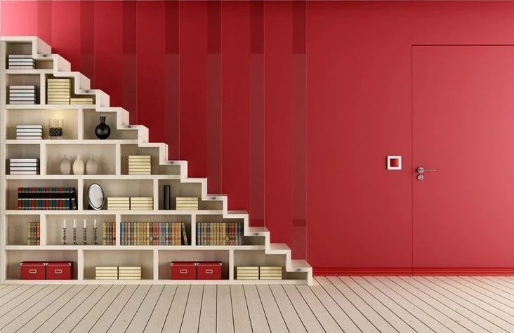 Int&eacute;rieur domestique sous escalier en bois avec &eacute;tag&egrave;re d&eacute;corative